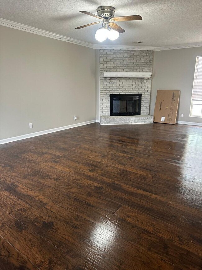 Building Photo - Large two-story colonial style home, Antioch