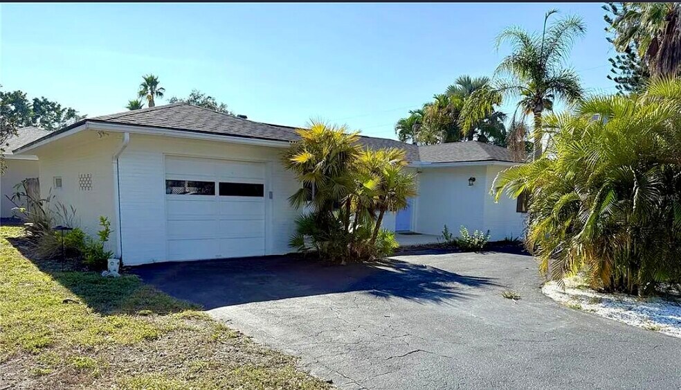 Front and circular driveway - 225 Cevera Dr