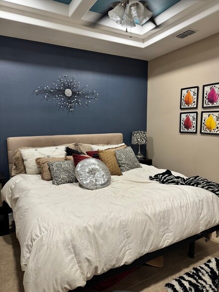Masterbedroom/king size bed fits - 269 Salinas Ave