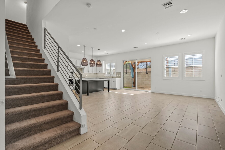 Open concept living - 3200 N 39th St