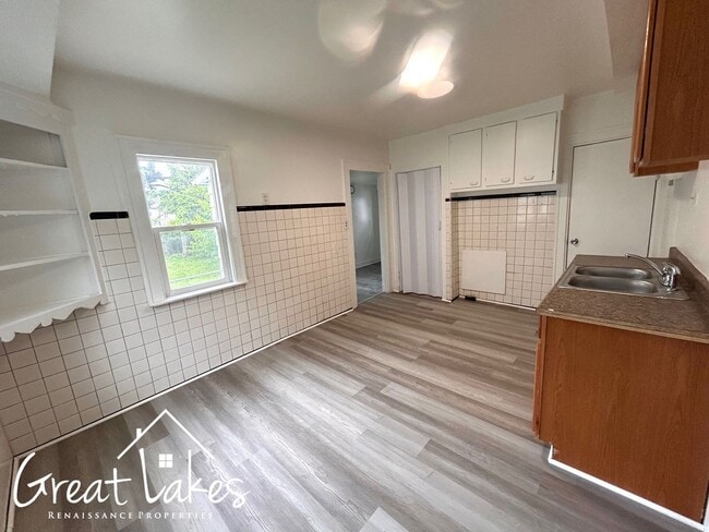 Building Photo - Beautiful 2 Bedroom 1 Bathroom now availab...