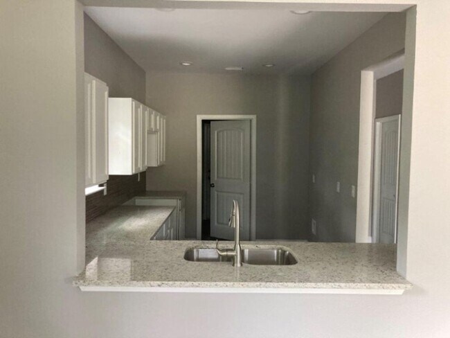 Building Photo - 721 E Gandy St