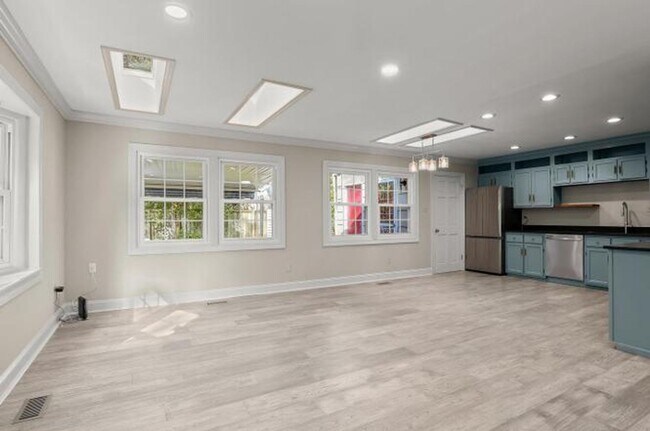 Building Photo - Home with Private Garden Oasis