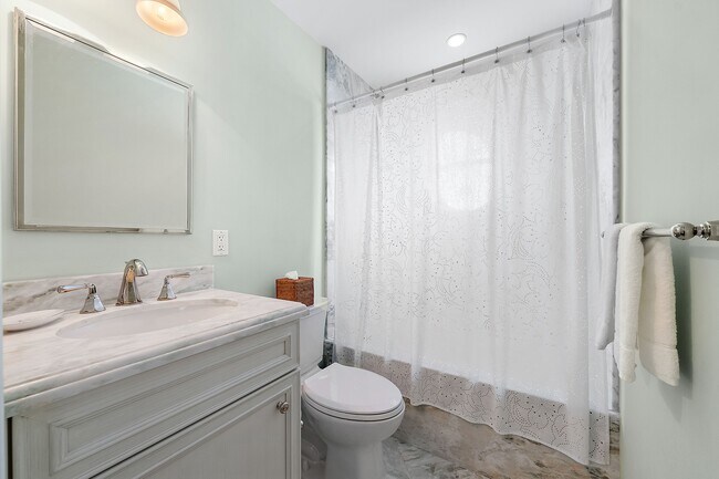 Building Photo - 210 Emerald Ln