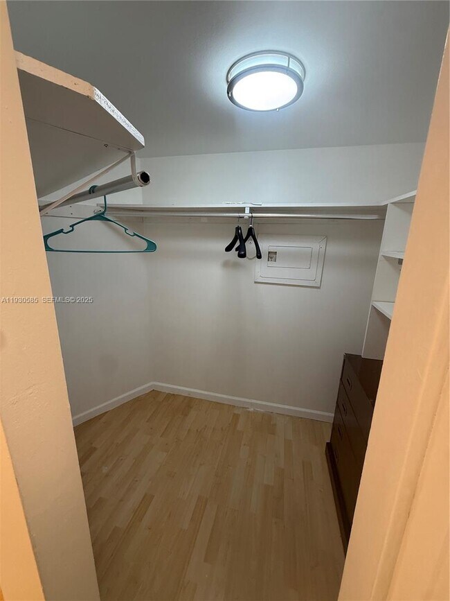 Building Photo - 3475 N Country Club Dr