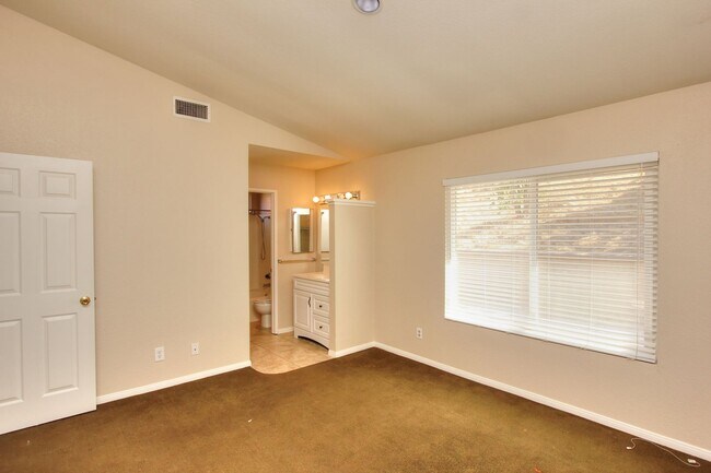 Building Photo - Spacious 3 Bedroom, 2 Bath Home in Beautiful Lake Elsinore!