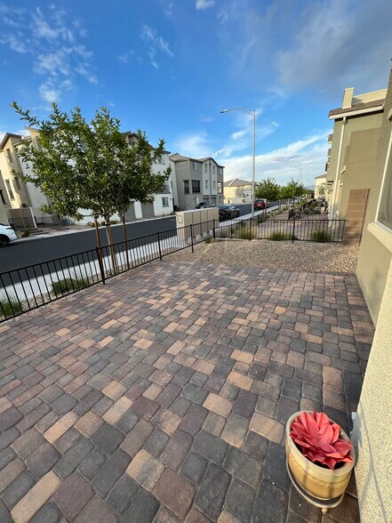 Court yard - 2658 Blizzard Blue Ct