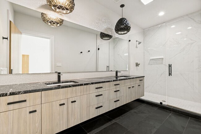 Building Photo - LUXURY TOWNHOME IN LONE STAR DISTRICT