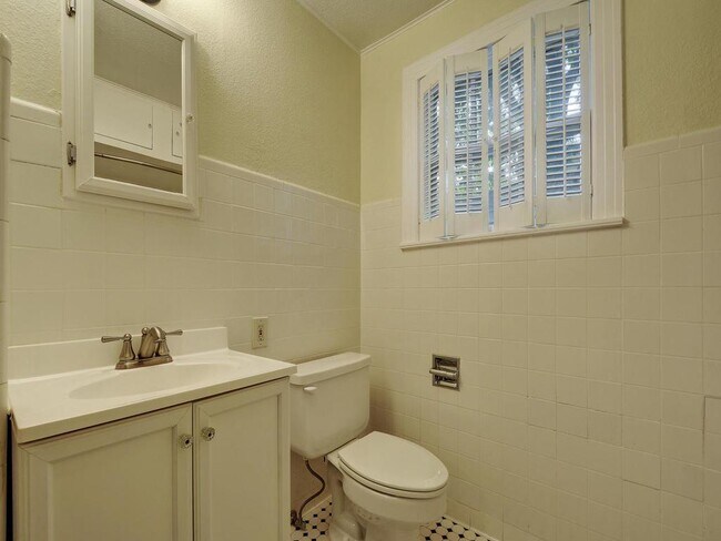 Building Photo - 2204 Tower Dr