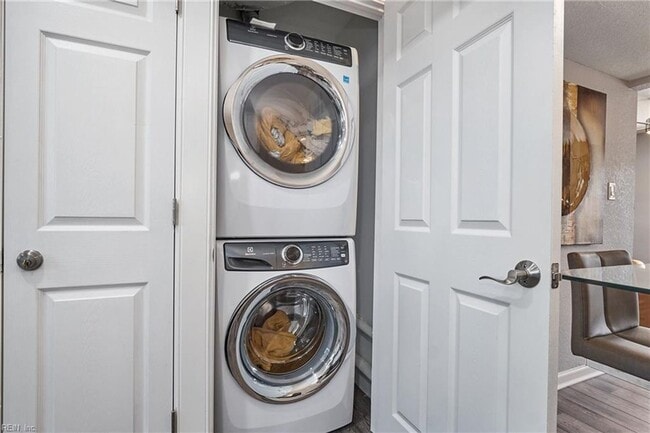 Building Photo - Spacious VB Townhouse!