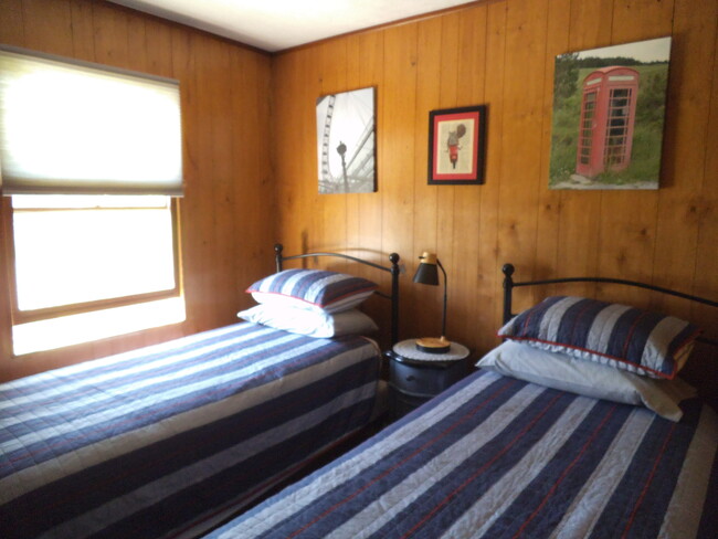 Second bedroom with twin beds - 5220 Silver Shores Ln