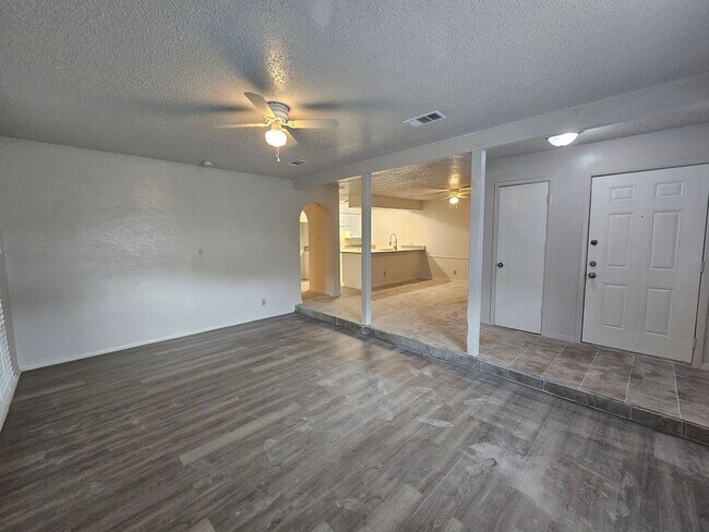 Building Photo - Beautifully Renovated 2-Bedroom Half Duple...