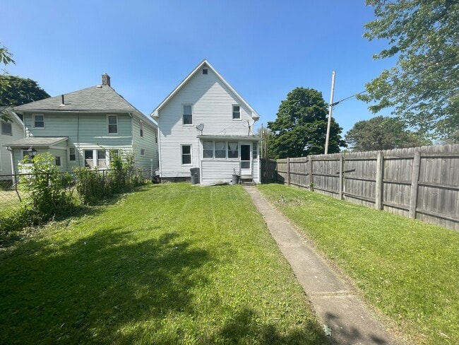 Building Photo - 915 Nesslewood Ave