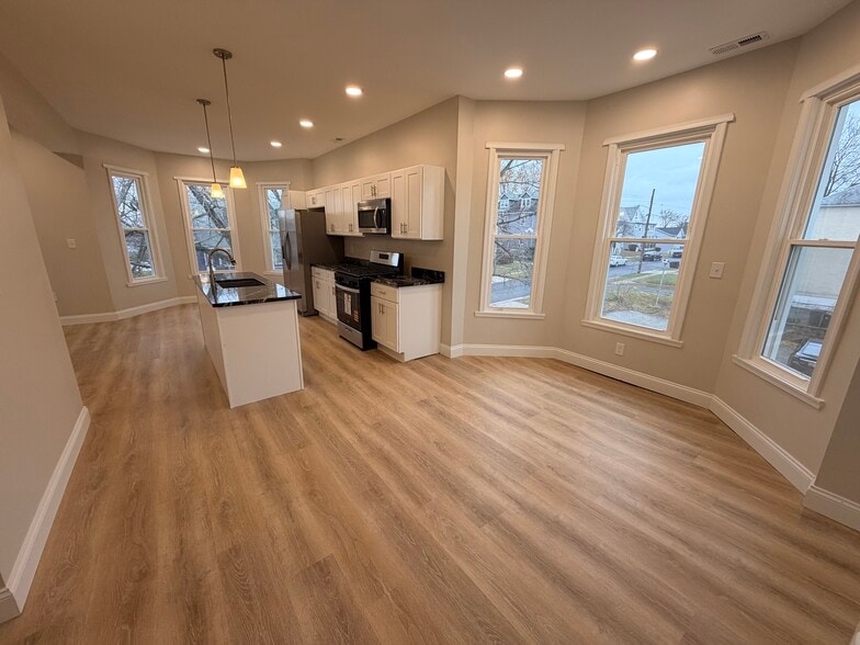 Building Photo - 3 E Overlea Ave