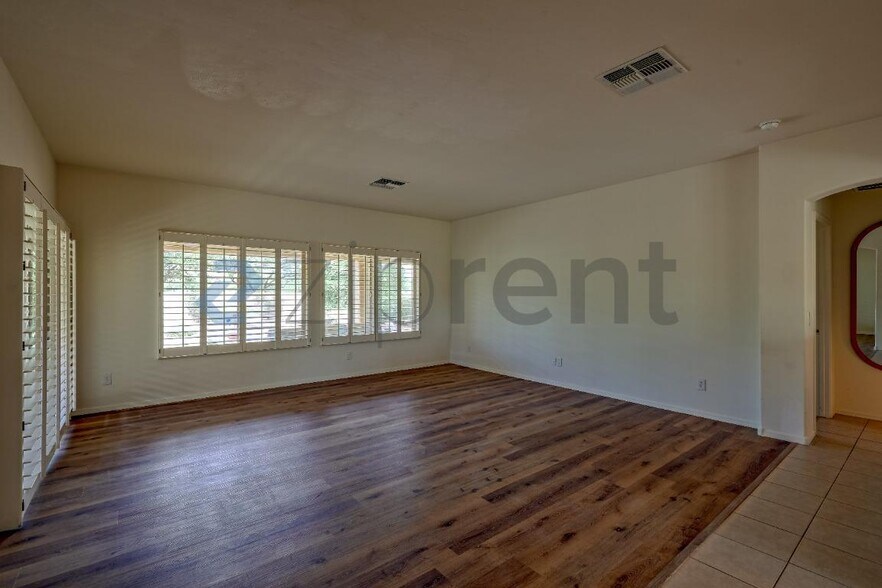 Building Photo - Unit