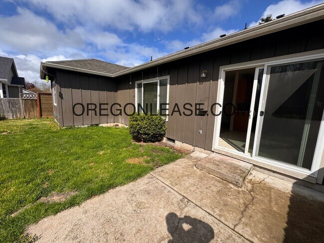 Building Photo - 3 bedroom North Eugene home with full size...