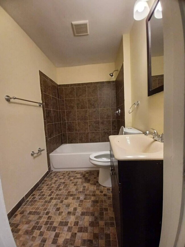 Building Photo - Home for Rent Northwest Rockford with Detached Garage