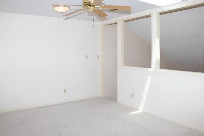 Building Photo - Updated 2BR 2.5BA Home w/ Lake Access • New Countertops • Patio in Farragut