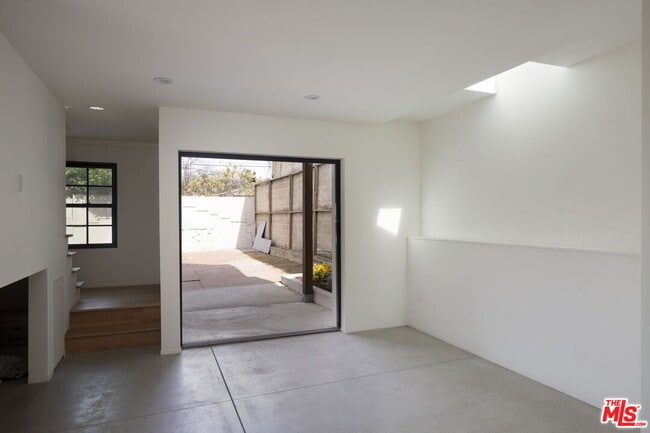 Building Photo - 424 N Avenue 64