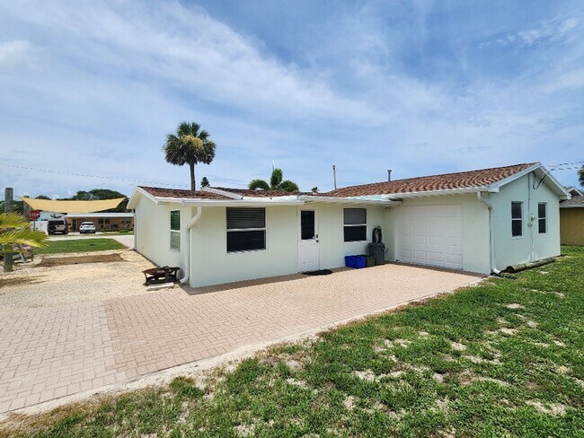 Building Photo - Great beachside 2/2/1 on corner lot