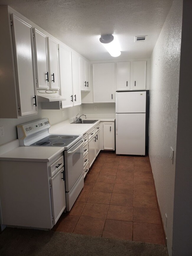 Building Photo - Great One-Bedroom Condo In Palm Springs - ...