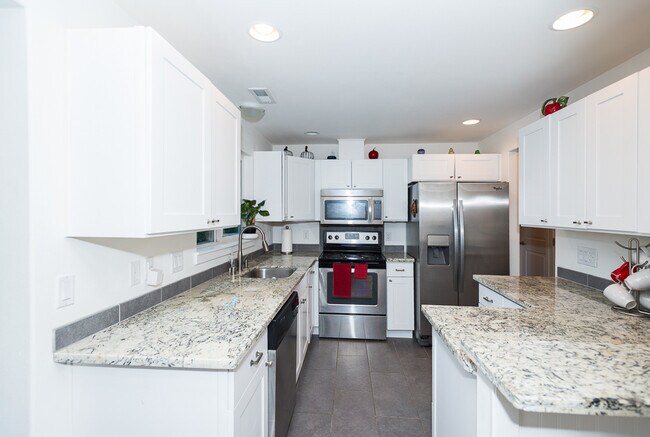 Building Photo - 4 Bedroom Home Lakewood