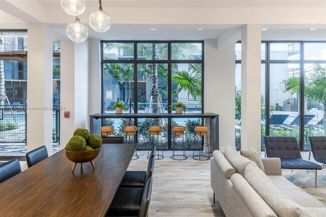 Building Photo - 401 Hialeah Dr