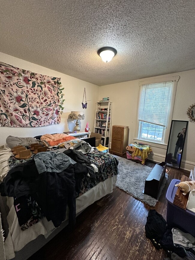 Building Photo - Whole House: 4 Bed 1 Bath close to UWEC! A...