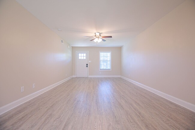 Building Photo - Pet Friendly Three Bedroom!