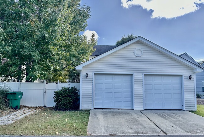 Building Photo - Spacious Four Bedroom Home in Westbury Park!