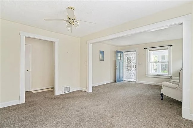 Building Photo - Spacious 3 Bed, 2 Bath Home with 1-Car Garage Near Downtown Kansas City