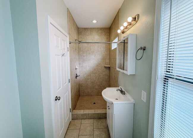 Building Photo - $500 OFF FIRST MONTHS RENT | Duplex in OKC!