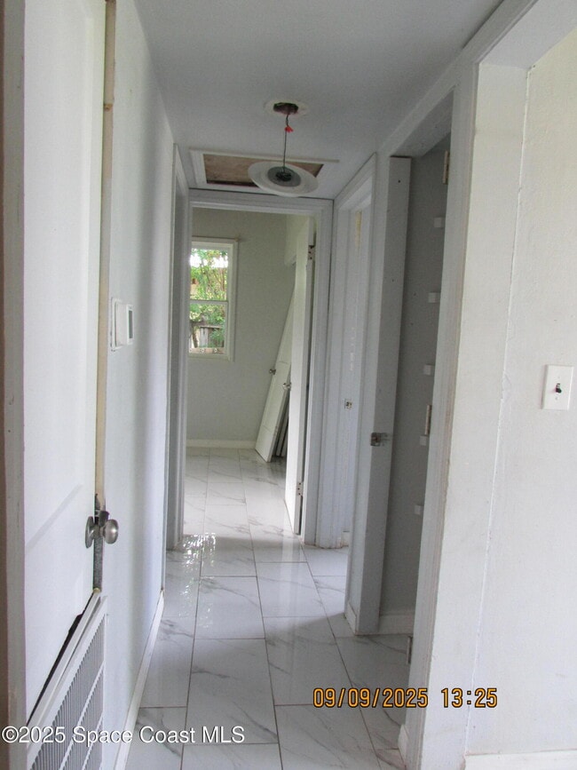 Building Photo - 1647 Dixie Way