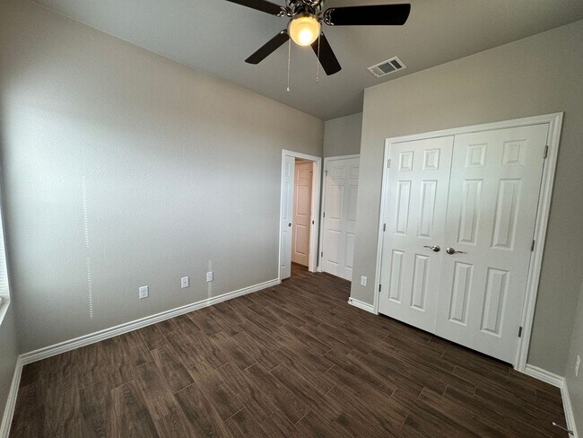 Building Photo - 5403 Rose Gdn Lp