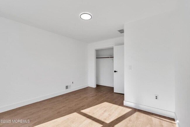 Building Photo - 526 Bradley Blvd