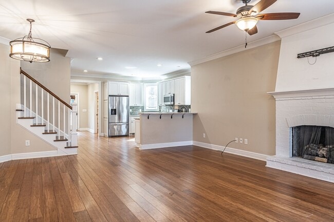 Building Photo - 445 N May St