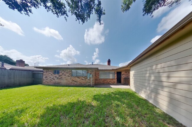 Building Photo - 1838 Turtle Creek Dr