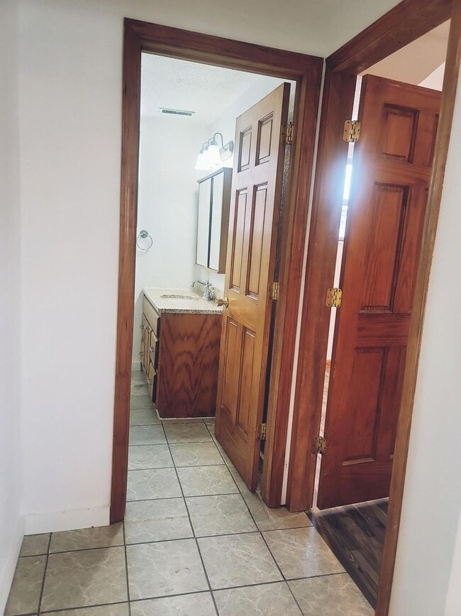 Building Photo - 306 S Main Ave