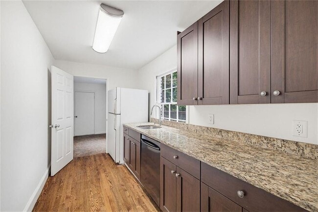 Building Photo - 445 Forest Hills Dr