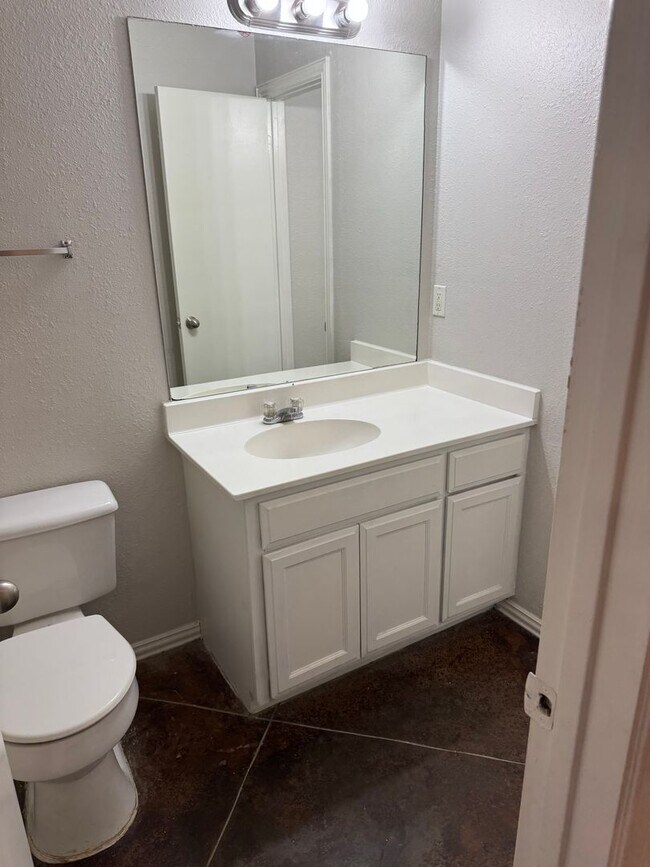 Building Photo - 523 Oakwood Ln