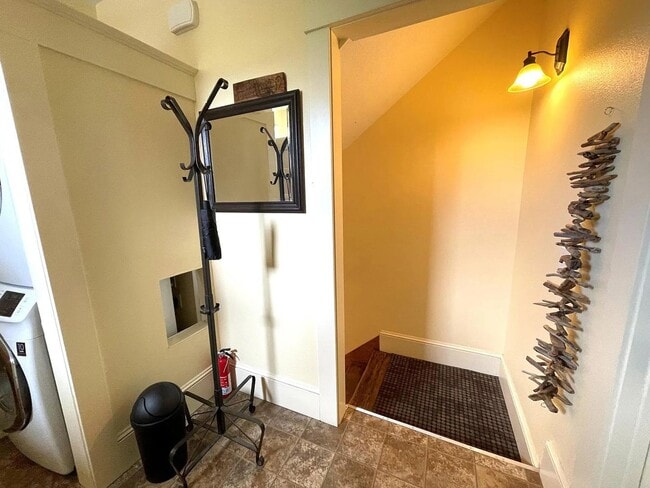 Building Photo - 4033 SE Hawthorne Blvd