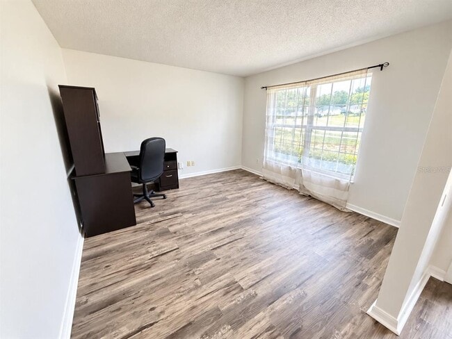 Building Photo - 1325 Oakwood Ct