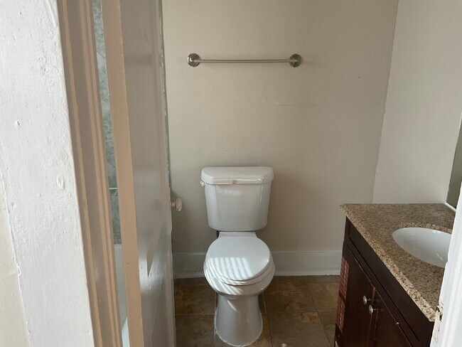 Building Photo - 1 Bedroom plus a Den, Close to SAC and Ala...