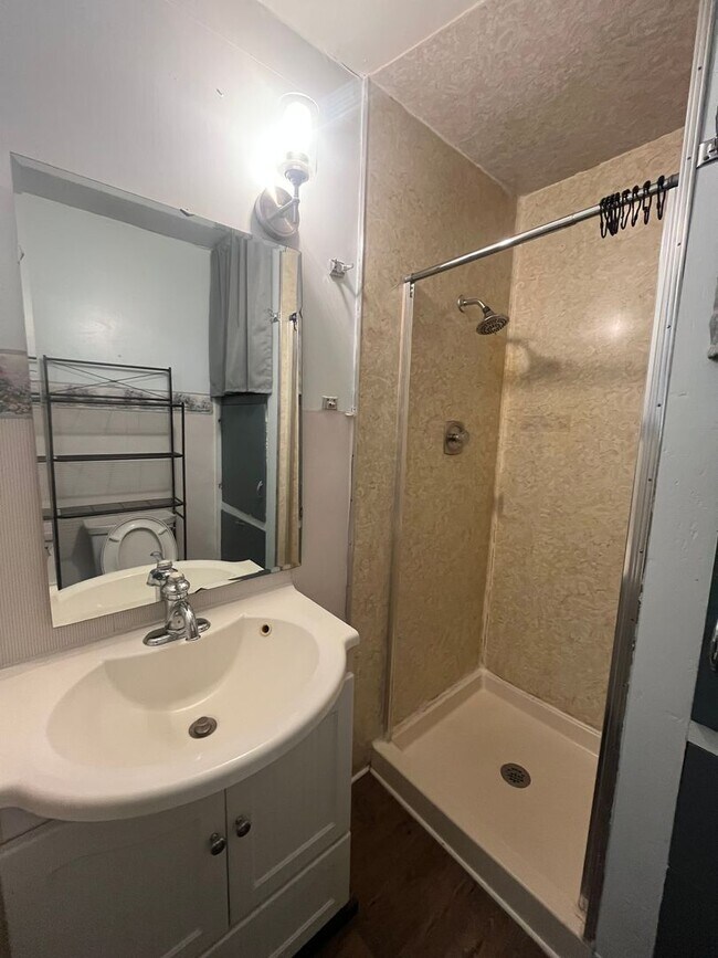 Building Photo - 1-Bedroom Duplex minutes from Eugene!