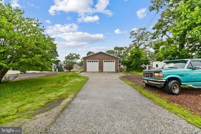 Building Photo - 332 Riverside Dr