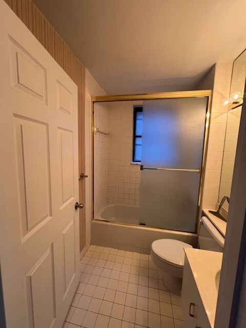 Full Bath Photo 1 - 4931 Laclede Ave