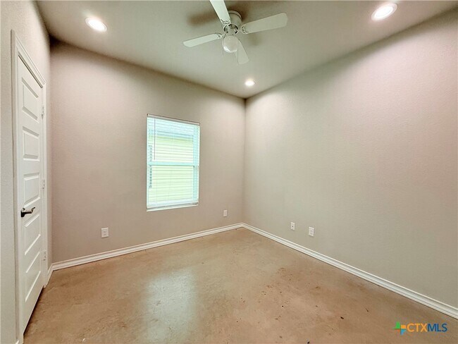 Building Photo - 611 E Martindale St