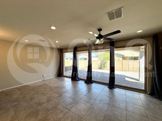 Building Photo - 2922 E Wayland Dr