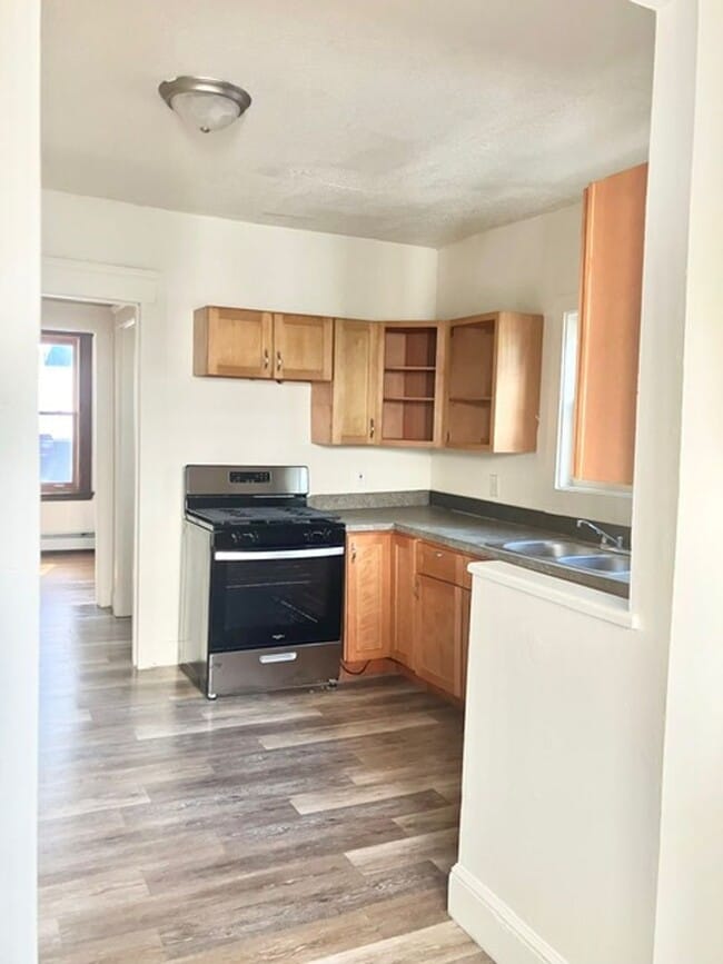 Building Photo - College Rental