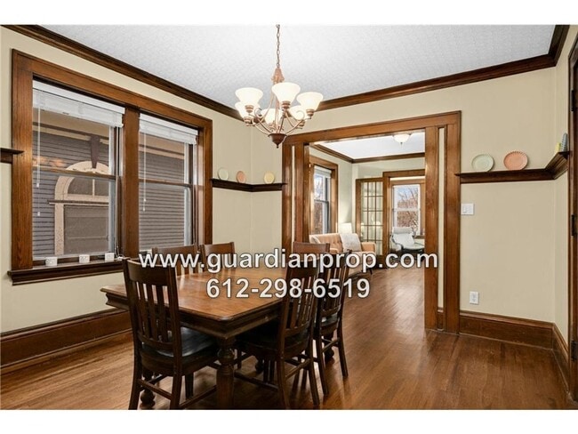 Building Photo - Top Floor Condo in 4Plex, Updated Kitchen & Bath, Full Dining Room, Sunroom, Parking